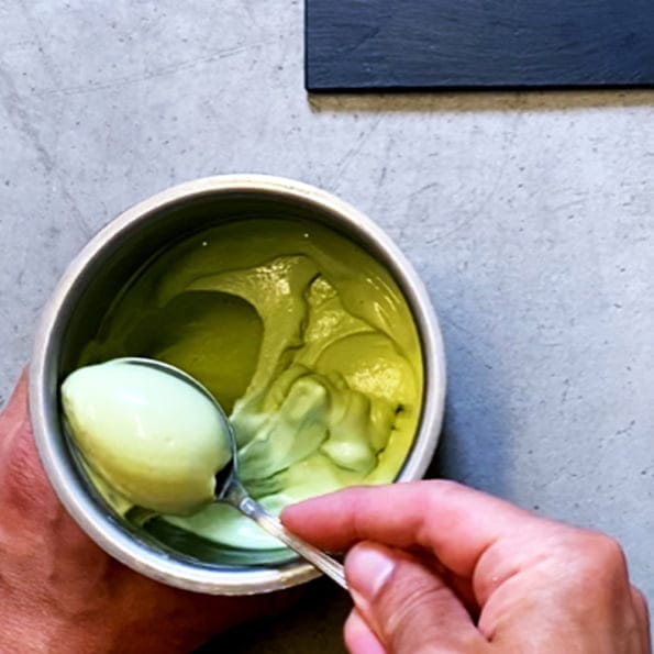 Underbar granskottsglass med härlig och ärlig grön färg, naturlig syra och smak och doft av skog