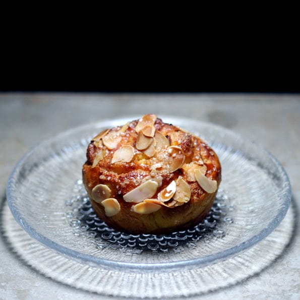 Saffransbullar med mandelmassa och kardemumma som enkelt omvandlas till saffransbulltårta