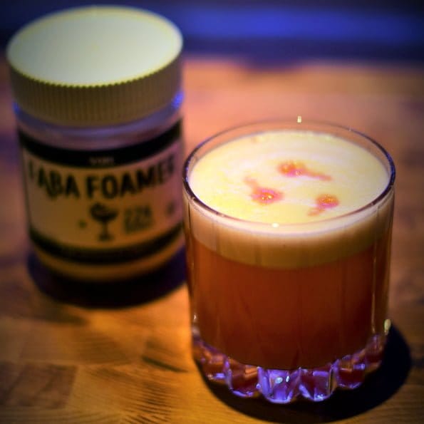 Veganska sours! Skummiga drinkar utan ägg. här kommer recept på Negroni sour, Gin sour & Amaretto Sour alla gjorda med faba foamer