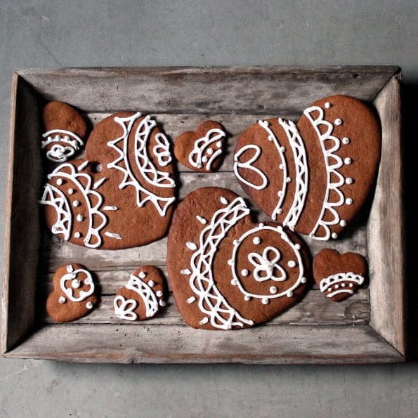 Dekorerade pepparkakshjärtan med hål