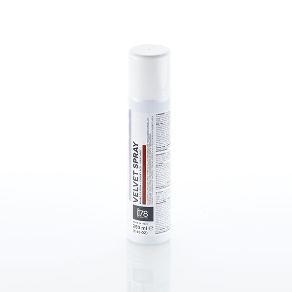 Velvet spray - ätbar sprayfärg KÖRSBÄRSRÖD 250ml är en kakaospray för att skapa en matt, sammetsfinish på dina tårtor och desserter.