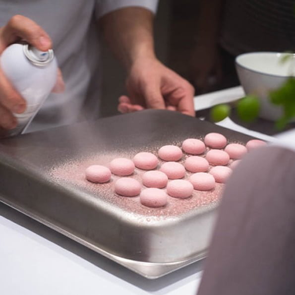 Velvet spray - ätbar sprayfärg KÖRSBÄRSRÖD 250ml är en kakaospray för att skapa en matt, sammetsfinish på dina tårtor och desserter. spray