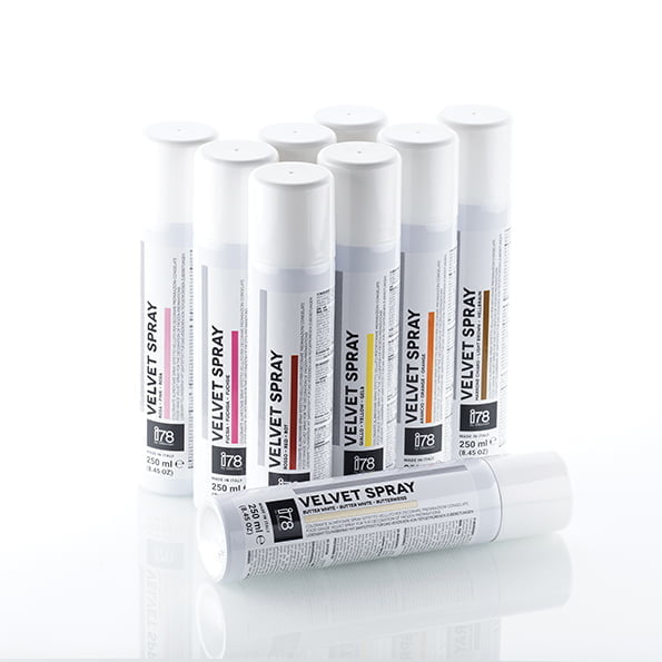 Velvet spray - ätbar sprayfärg KÖRSBÄRSRÖD 250ml är en kakaospray för att skapa en matt, sammetsfinish på dina tårtor och desserter. sprayer