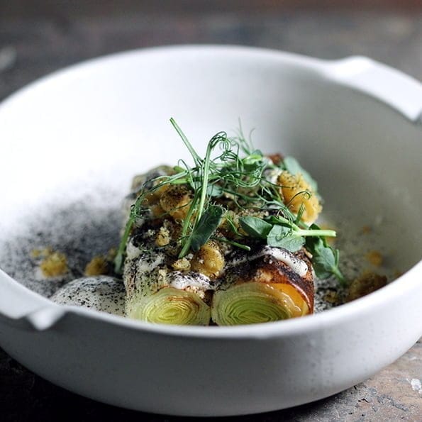 vegansk 5-rätters mellanrätt Bakad, picklad och bränd purjolök med friterade kikärtor och kikärtsmajonnäs johan heibert gastrononmi söders gourmet