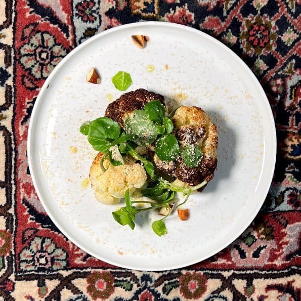 Vegansk 5-rätters mellanrätt Blomkål med grön curryolja, mandel och veganskt parmesansmul johan heibert gastronomi söders gourmet rätten