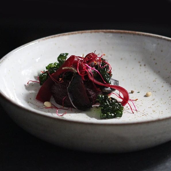 Vegansk femrätters: Saltrostade rödbetor med svartkål och lönnsirap johan heibert gastronomi söders gourmet rätten