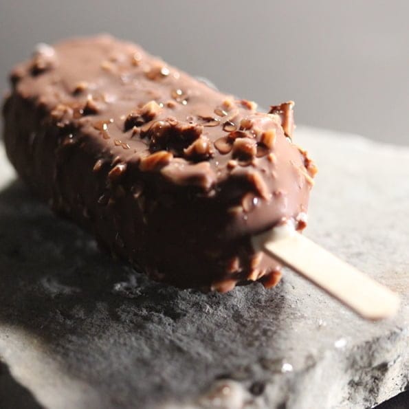 Vit kaffeglass med choklad och hasselnötter - recept - johan heibert gastronomi -söders gourmet