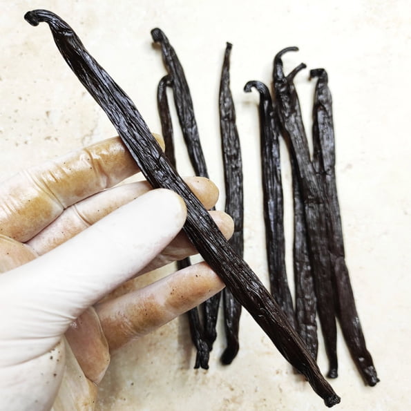 Grand Cru Vaniljstång Tahiti Vanilj 250g 16-18cm - Raiatea. Med en lägre halt vanillin ger det plats åt andra aromer som anis, blommor och fruktighet. anilj från vanissa och andra kryddor finns nu i sverige hos söders gourmet i handen