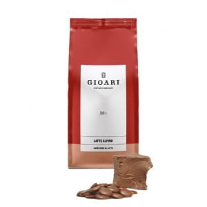 MJÖLKCHOKLAD 36% LATTE ALPINO GIOARI 3KG. Chokladpellets i 3kgs påse med söta och aromatiska toner av kola och karamell. Hög kakaohalt för finsmakare