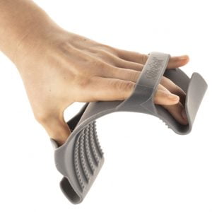 Grippy - grytvante i silikon är en grytvante fast utan vanten. Den är tillverkad i livsmedelsgodkänd silikon och diskas med fördel i diskmaskin. En lättanvänd och öppen vante gör den också väldigt hygienisk då smuts inte kan gömma sig någonstans vid diskning