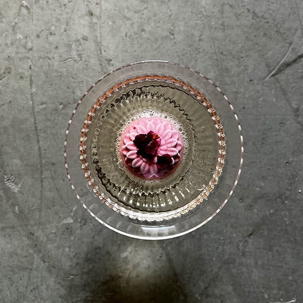 Mors dagsdrink Rabarber spritz: Här kommer ett recept på rabarber spritz med rabarbersorbet av johan heibert gastronomi för söders gourmet tillsammans med silikomart professional och pacojet 4