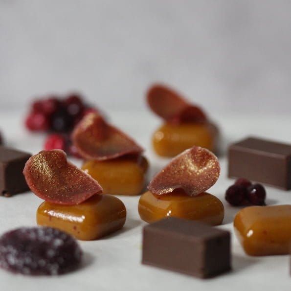 Här kommer tre underbara recept på julgodis. En Saffranskola med guldskimrande lingonflarn, en pate de fruit (marmeladgodis) på hallon och wiener nougat med flagad mandel.