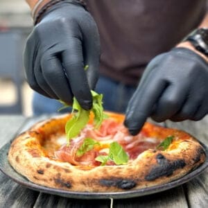 Våra svarta plasthandskar i storlek small, som säljs i 100-pack, är speciellt utformade för att garantera högsta säkerhet och hygien vid livsmedelshantering. Tillverkade av syntetiskt gummi, erbjuder dessa nitrilhandskar överlägset skydd mot virus och bakterier, vilket gör dem till det perfekta valet för restauranger och andra livsmedelsmiljöer.